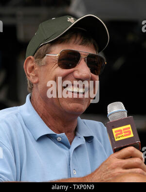 Joe Namath, Temple de la renommée NFL Quarterback des New York Jets partage quelques moments humoristiques de sa carrière avec les nombreux fans qui étaient à l'- Disney MGM Studios à Orlando, FL, le 1 août 2004 ESPN Sports pour célébrer le 25e anniversaire du réseau. (Photo d'UPI, Marino / Cantrell) Banque D'Images