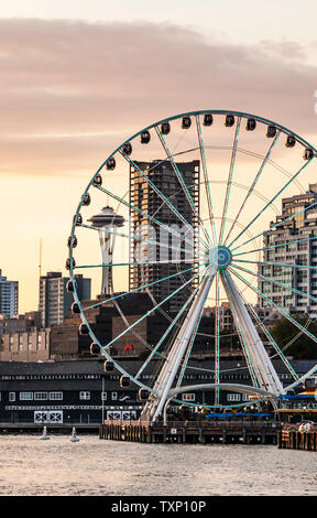 Le centre-ville de Seattle Waterfront y compris la Grande Roue de Seattle et la tour Space Needle, Washington, USA. Banque D'Images