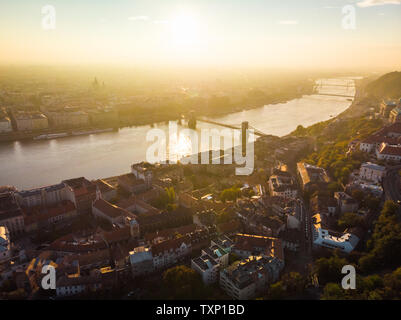 Vue aérienne du Pont des Chaînes et basilique-St-Stephans sur Pest vu de Buda au cours de l'aube mystique en automne (Budapest, Hongrie, Europe) Banque D'Images