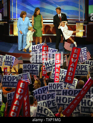Candidate à la vice-présidence démocratique sénateur John Edwards, de Caroline du Nord, se tient sur scène avec sa famille après s'adressant aux délégués le 28 juillet 2004, le troisième jour de la Convention Nationale Démocratique à l'FleetCenter de Boston. De gauche sont sa femme, Elizabeth, fils Jack, fille Cate et autres fille Emma Claire. (Photo d'UPI/Terry Schmitt) Banque D'Images
