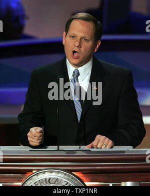 Le maire de St Louis Francis Slay parle aux délégations sur le quatrième jour de la Convention Nationale Démocratique à l'FleetCenter à Boston le 29 juillet 2004. (Photo d'UPI/Terry Schmitt) Banque D'Images