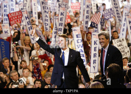 Candidate à la vice-présidence démocratique Jean Edwartds (L) vagues à des partisans tout en étant rejoint sur scène avec les élections présidentielles colistier John Kerry après les deux sont introduits à la Convention Nationale Démocratique à l'FleetCenter à Boston le 29 juillet 2004. (Photo d'UPI/Bill Greenblatt) Banque D'Images