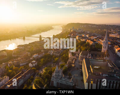 Vue aérienne de l'église Matthias et le Bastion des Pêcheurs de dessus à Budapest pendant le lever du soleil avec Danube et le Pont des Chaînes (Budapest, Hongrie, Europe) Banque D'Images
