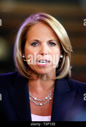 CBS Evening News anchor Katie Couric parle au cours d'une diffusion à partir de la Convention Nationale Démocratique à la Pepsi Center de Denver, Colorado Le 25 août 2008. (Photo d'UPI/Bill Greenblatt) Banque D'Images