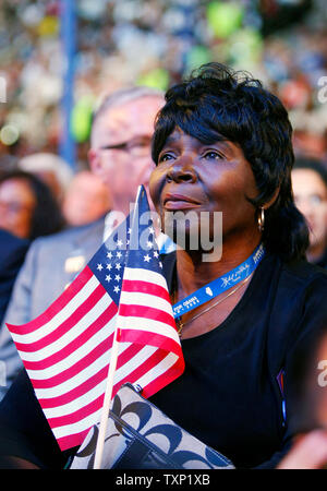 Délégué de l'Illinois Margie Woods tient son drapeau américain comme elle écoute de Michelle Obama, épouse du candidat démocrate à la présidence désignée Sen. Barack Obama (D-IL) lors de la Convention démocrate au Pepsi Center de Denver, Colorado Le 25 août 2008. (Photo d'UPI/Bill Greenblatt) Banque D'Images