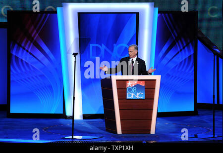 Président de la Convention nationale du parti démocrate Howard Dean offre d'ouverture au cours de la première journée de la Convention Nationale Démocratique dans le Pepsi Center de Denver le 25 août 2008. (UPI Photo/Kevin Dietsch) Banque D'Images