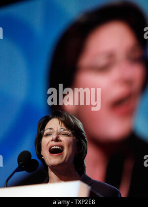 Amy Klobuchar (D-MN) prend la parole lors de la Convention Nationale Démocratique au Pepsi Center de Denver, Colorado Le 26 août 2008. (Photo d'UPI/Brian Kersey) Banque D'Images
