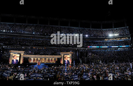 Le candidat démocrate Barack Obama livre son discours d'acceptation au cours de la dernière journée de la Convention Nationale Démocratique à l'Invesco Field at Mile High à Denver le 28 août 2008. (UPI Photo/Kevin Dietsch) Banque D'Images