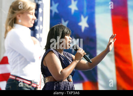 Academy award-winning singer et Broadway interprète Jennifer Hudson chante l'hymne national, comme la médaille d'or olympique américaine Shawn Johnson, gymnaste regarde sur, au cours de la dernière journée de la Convention Nationale Démocratique à l'Invesco Field at Mile High à Denver (Colorado) le 28 août 2008. Le sénateur Barack Obama (D-IL) va accepter officiellement l'investiture présidentielle du parti démocrate ce soir. (Photo d'UPI/Brian Kersey) Banque D'Images