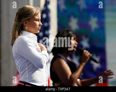 Academy award-winning singer et Broadway interprète Jennifer Hudson chante l'hymne national, comme la médaille d'or olympique américaine Shawn Johnson, gymnaste regarde sur, au cours de la dernière journée de la Convention Nationale Démocratique à l'Invesco Field at Mile High à Denver (Colorado) le 28 août 2008. Le sénateur Barack Obama (D-IL) va accepter officiellement l'investiture présidentielle du parti démocrate ce soir. (Photo d'UPI/Brian Kersey) Banque D'Images