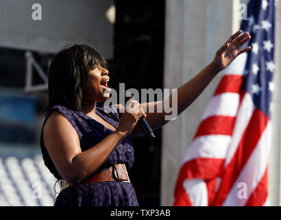 Academy award-winning singer et Broadway interprète Jennifer Hudson chante l'hymne national lors de la dernière journée de la Convention Nationale Démocratique à l'Invesco Field at Mile High à Denver (Colorado) le 28 août 2008. Le sénateur Barack Obama (D-IL) va accepter officiellement l'investiture présidentielle du parti démocrate ce soir. (Photo d'UPI/Brian Kersey) Banque D'Images