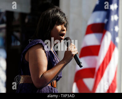 Academy award-winning singer et Broadway interprète Jennifer Hudson chante l'hymne national lors de la dernière journée de la Convention Nationale Démocratique à l'Invesco Field at Mile High à Denver (Colorado) le 28 août 2008. Le sénateur Barack Obama (D-IL) va accepter officiellement l'investiture présidentielle du parti démocrate ce soir. (Photo d'UPI/Brian Kersey) Banque D'Images