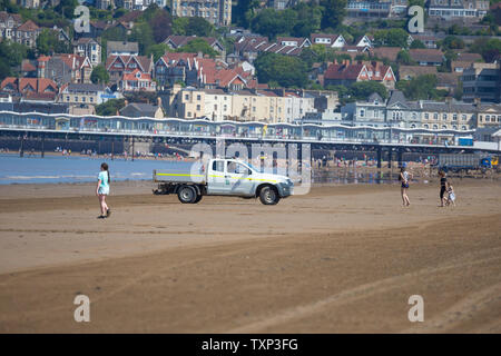 Véhicule de garde-côtes stationné sur la plage à Weston-Super-Mare, Royaume-Uni en été. Banque D'Images