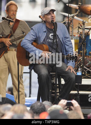 James Taylor interprète à Carolinafest au cours de la Convention nationale démocrate de 2012 à Charlotte, Caroline du Nord le 3 septembre 2012. UPI/Mike Theiler Banque D'Images