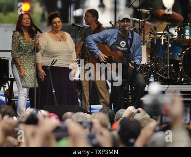 James Taylor interprète à Carolinafest au cours de la Convention nationale démocrate de 2012 à Charlotte, Caroline du Nord le 3 septembre 2012. UPI/Mike Theiler Banque D'Images