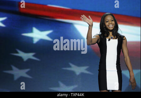 Médaillé d'or olympique Gabby Douglas vagues après avoir récité le serment d'allégeance à la Time Warner Cable Arena lors de la Convention Nationale Démocratique à Charlotte, Caroline du Nord le 5 septembre 2012. UPI/Mike Theiler Banque D'Images