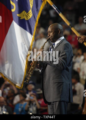 Saxonphonist Branford Marsalis joue l'hymne national à la Time Warner Cable Arena lors de la Convention Nationale Démocratique à Charlotte, Caroline du Nord le 5 septembre 2012. UPI/Nell Redmond Banque D'Images