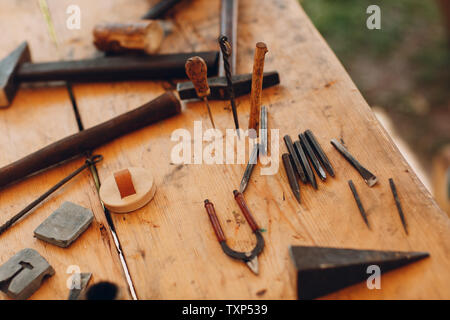 Chaser graveur sur la table d'outils Banque D'Images