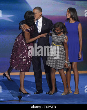 Le président Barack Obama baisers femme Michelle comme filles Sasha et Malia (R) chercher sur à la Convention nationale démocrate de 2012 à la Time Warner Cable Arena de Charlotte, Caroline du Nord le 6 septembre 2012. UPI/Kevin Dietsch Banque D'Images