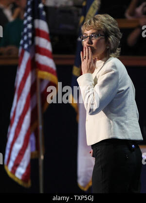 Gabrielle Giffords Rép. Ancien (D-AZ) (R) souffle un baiser aux délégués après avoir récité le serment d'allégeance au cours de la Convention nationale démocrate de 2012 à la Time Warner Cable Arena de Charlotte, Caroline du Nord le 6 septembre 2012. UPI/Molly Riley Banque D'Images