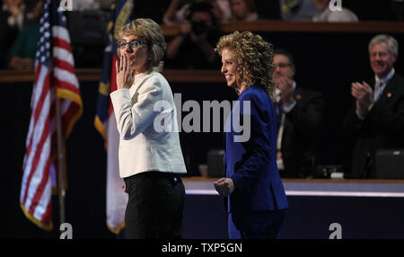 Gabrielle Giffords Rép. Ancien (D-AZ) (L) souffle un baiser aux délégués après avoir récité le serment d'allégeance au cours de la Convention nationale démocrate de 2012 à la Time Warner Cable Arena de Charlotte, Caroline du Nord le 6 septembre 2012. UPI/Molly Riley Banque D'Images