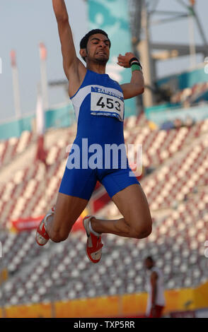 Le Koweït Saleh al Hadad remporte la médaille d'argent dans l'épreuve du saut en longueur à la 15e Jeux Asiatiques à Doha au Qatar, le samedi 9 décembre 2006. 13 000 athlètes de 39 pays sont en compétition dans 45 épreuves sportives sur deux semaines. Les jeux prendront fin le 15 décembre. (Photo d'UPI/Norbert Schiller) Banque D'Images