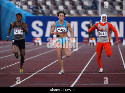 L'Ouzbékistan Guzel Khubbieva (au centre) remporte la médaille d'or au 100 mètres lors des 15e Jeux Asiatiques à Doha au Qatar, le samedi 9 décembre 2006. Sri Lanka's Jayasinghe (à gauche) a remporté la médaille d'argent et l'Ruqaya al Ghasara (à droite) remporte le bronze. 13 000 athlètes de 39 pays sont en compétition dans 45 épreuves sportives sur deux semaines. Les jeux prendront fin le 15 décembre. (Photo d'UPI/Norbert Schiller) Banque D'Images