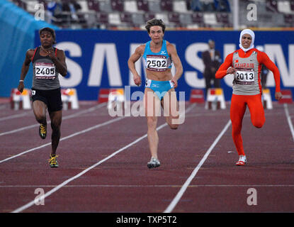 L'Ouzbékistan Guzel Khubbieva (au centre) remporte la médaille d'or au 100 mètres lors des 15e Jeux Asiatiques à Doha au Qatar, le samedi 9 décembre 2006. Sri Lanka's Jayasinghe (à gauche) a remporté la médaille d'argent et l'Ruqaya al Ghasara (à droite) remporte le bronze. 13 000 athlètes de 39 pays sont en compétition dans 45 épreuves sportives sur deux semaines. Les jeux prendront fin le 15 décembre. (Photo d'UPI/Norbert Schiller) Banque D'Images