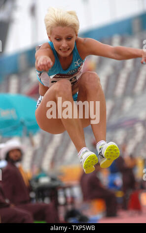 La CORRECTION DE DATE -- L'Ouzbékistan Anastasiya Juravleva remporte la médaille d'argent au triple saut femmes lors de la 15e Jeux Asiatiques à Doha au Qatar, le lundi, 11 décembre 2006. China's Limel Xis remporte la médaille d'or et de Chine, Qian Li remporte la médaille de bronze. 13 000 athlètes de 39 pays sont en compétition dans 45 épreuves sportives sur deux semaines. Les jeux prendront fin le 15 décembre. (Photo d'UPI/Norbert Schiller) Banque D'Images