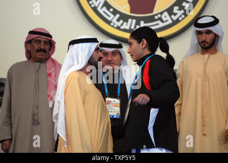 La cheikha Maitha Mohammed Rashed al Maktoum (R) parle avec son père, le souverain de Dubaï, Cheikh Mohammed Bin Rashed al-Maktoum avant la compétition dans la Women's Kumite karaté lors de la 15e Jeux Asiatiques à Doha, Qatar le 13 décembre 2006. (Photo d'UPI/Norbert Schiller) Banque D'Images