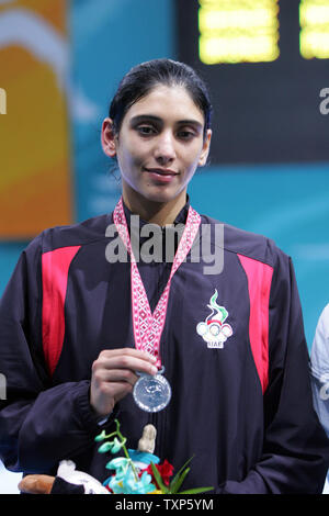 La cheikha Maitha Mohammed Rashed Al-Maktoum, la fille du Souverain de Dubaï, Cheikh Mohammed Bin Rashed al-Maktoum, pose avec sa médaille d'argent elle a gagné dans les Kumite karaté lors de la 15e Jeux Asiatiques à Doha, Qatar le 13 décembre 2006. (Photo d'UPI/Norbert Schiller) Banque D'Images