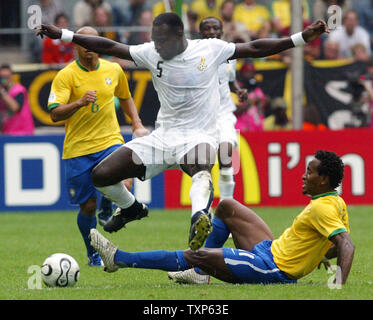 Le Ghana John Mensah sauts sur Ze Roberto du Brésil dans l'action de la Coupe du Monde de soccer à Dortmund, Allemagne, le 27 juin 2006. Le Brésil a battu le Ghana 3-0. (Photo d'UPI/Arthur Thill) Banque D'Images