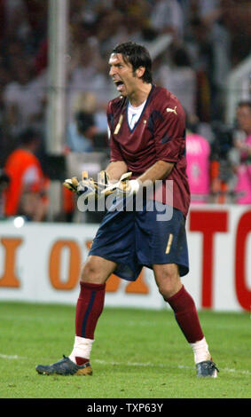 Le gardien de l'Italie Gianluigi Buffon célèbre lors de la Coupe du Monde de soccer à Dortmund, Allemagne, le 4 juillet 2006. L'Italie a battu l'Allemagne 2-0. (Photo d'UPI/Arthur Thill) Banque D'Images