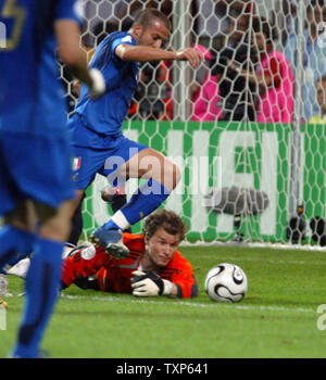 Alessandro Del Piero de l'Italie (7) bat le gardien allemand Jens Lehmann lors de la Coupe du Monde de soccer à Dortmund, Allemagne, le 4 juillet 2006. L'Italie a battu l'Allemagne 2-0. (Photo d'UPI/Arthur Thill) Banque D'Images