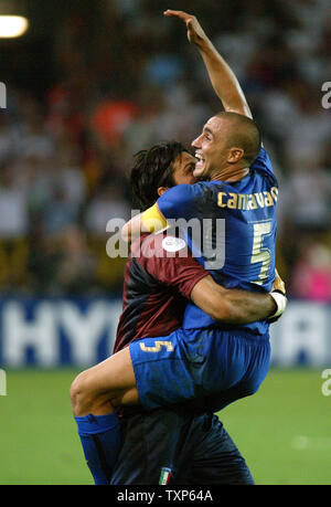 Fabio Cannavaro (5) et Gianluigi Buffon (1) célébrer l'objectif par Fabio Grosso qui réunit l'Italie le premier rôle pendant la Coupe du Monde de soccer à Dortmund, Allemagne, le 4 juillet 2006. L'Italie a battu l'Allemagne 2-0. (Photo d'UPI/Arthur Thill) Banque D'Images