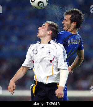 Philipp Lahm (16) de l'Allemagne et Alberto Gilardino (11) de l'Italie à la tête d'essayer la balle pendant la Coupe du Monde de soccer à Dortmund, Allemagne, le 4 juillet 2006. L'Italie a battu l'Allemagne 2-0. (Photo d'UPI/Arthur Thill) Banque D'Images