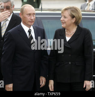 La chancelière allemande, Angela Merkel, se félicite le président russe Vladimir Poutine lors des négociations bilatérales à Dresde le 10 octobre 2006. Poutine et Merkel va discuter du programme nucléaire de l'Iran et de plus en plus de liens économiques germano-russe, également les deux dirigeants vont rejoindre les deux jours de la conférence de Dialogue Petersburg germano-russe dans la ville allemande de l'Est. (Photo d'UPI/Anatoli Zhdanov) Banque D'Images