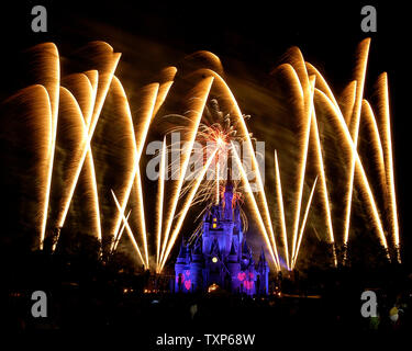 Le Nov 16, 2004 au Disney's Magic Kingdom, près d'Orlando, en Floride, l'analyse d'artifice éclairant le ciel du Château de Cendrillon comme un jour de fête pour la nouvelle attraction du parc, 'Stitch's Great Escape' conclut. (Photo d'UPI/Marino / Cantrell) Banque D'Images