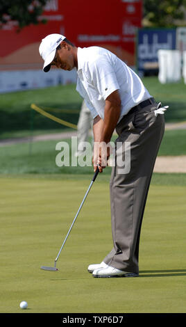 Le golfeur américain Tiger Woods sur le premier trou à la Dubai Desert Classic golf championship le jeudi 1er février 2007. Le dernier tournoi avant le 4 février. (Photo d'UPI/Kamal Moghrabi) Banque D'Images