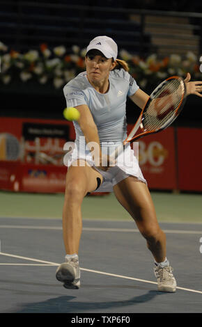 La Belgique Justine Henin renvoie la balle de son adversaire de la Grèce au cours de l'Eleni Daniilidou quart de finale de la Dubai Duty Free Women's Tennis Open le 22 février 2007. Henin a remporté le match 6-0 6-2. (Photo d'UPI/Norbert Schiller) Banque D'Images