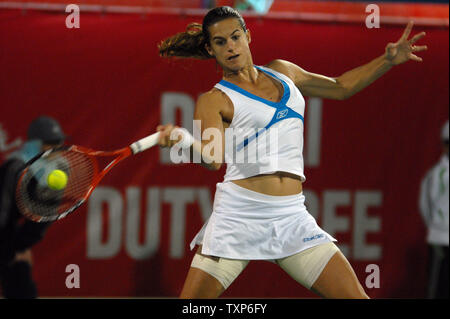 France's Amelie Mauresmo en action contre la Serbie avant Jelena Jankovic Jankovic a dû mettre fin à l'après match de tordre la cheville pendant leur demi-finale à le Dubai Duty Free Women's Tennis Open le 23 février 2007. Jankovic a pris sa retraite après le premier set à cause de sa blessure. Mauresmo continue de faire face à la Belgique en finale Justine Henin demain. (Photo d'UPI/Norbert Schiller) Banque D'Images