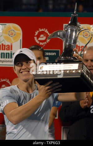 Justine Henin, de Belgique, a remporté le trophée après avoir battu Ana ...