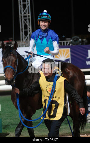 Admirer la Lune (10) du Japon avec jockey Yutaka prendre remporte la sixième race, d'une valeur de 5 millions de dollars, de la 12e Coupe du Monde de Dubaï, le samedi 31 mars 2007. La Dubai World Cup est la course de chevaux la plus riche au monde avec une bourse totale de 21,25 millions de dollars américains. Chevaux en provenance de partout dans le monde pour participer à cet événement d'une journée composée de 7 courses. (Photo d'UPI/Norbert Schiller) Banque D'Images