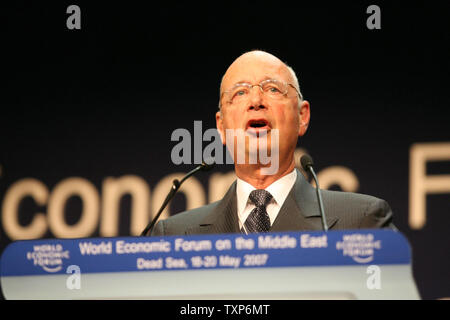 Klaus Schwab, fondateur et président exécutif du Forum économique mondial, traite de l'ouverture du Forum économique mondial à la mer Morte en Jordanie le vendredi 18 mai 2007. Environ 1500 personnes de 50 pays participent à la conférence qui se poursuivra jusqu'au dimanche 20 mai 2007. UPI (photo) Banque D'Images