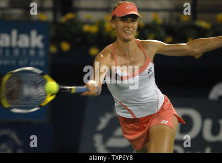 Elena Dementieva, à partir de la Russie renvoie la balle de son adversaire, le Roi de Serbie, pendant les quarts de finale du Championnat de Tennis de Dubaï le jeudi 28 février 2008. (Photo d'UPI/Norbert Schiller) Banque D'Images