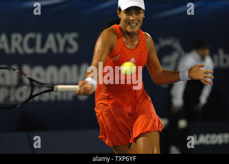 Ana Ivanovic de renvoie la balle de son adversaire, la Serbie Elena Dementieva, à partir de la Russie, pendant les quarts de finale du Championnat de Tennis de Dubaï le jeudi 28 février 2008. (Photo d'UPI/Norbert Schiller) Banque D'Images