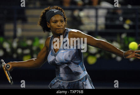 Le monde no 1, Serena Williams à partir de United States, renvoie la balle de son adversaire, Sara Errani en provenance de l'Italie, le troisième jour de la Dubai Tennis Championships le 17 février 2009. (Photo d'UPI/Norbert Schiller) Banque D'Images