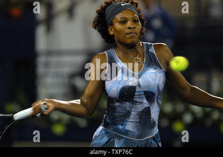 Le monde no 1, Serena Williams à partir de United States, renvoie la balle de son adversaire, Sara Errani en provenance de l'Italie, le troisième jour de la Dubai Tennis Championships le 17 février 2009. (Photo d'UPI/Norbert Schiller) Banque D'Images