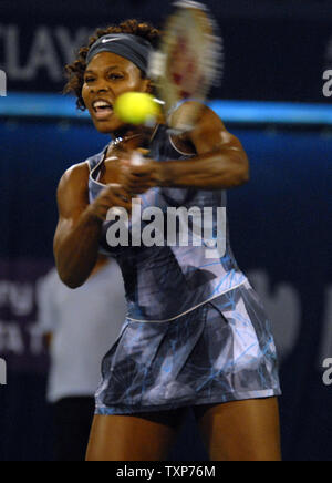 Le monde no 1, Serena Williams à partir de United States, renvoie la balle de son adversaire, Sara Errani en provenance de l'Italie, le troisième jour de la Dubai Tennis Championships le 17 février 2009. (Photo d'UPI/Norbert Schiller) Banque D'Images