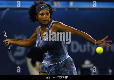 Le monde no 1, Serena Williams de l'United States renvoie la balle de son adversaire Jie Zheng, le monde n° 20, de la Chine le quatrième jour de la féministe Dubai Championships Mercredi, 18 février 2009. (Photo d'UPI/Norbert Schiller) Banque D'Images